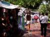Malebná mexická tržnica pod korunami stromov v Olvera Street (otevře galerii do nového okna)