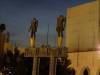 Podivné bezhlavé skulptury před hlavní bránou losangeleského olympijského stadionu (otevře galerii do nového okna)