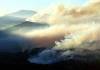 Masivní pruhy kouře táhnoucí se přes horské hřebeny San Bernardina poblíž Crestline a jezera Arrowhead. (otevře galerii do nového okna)